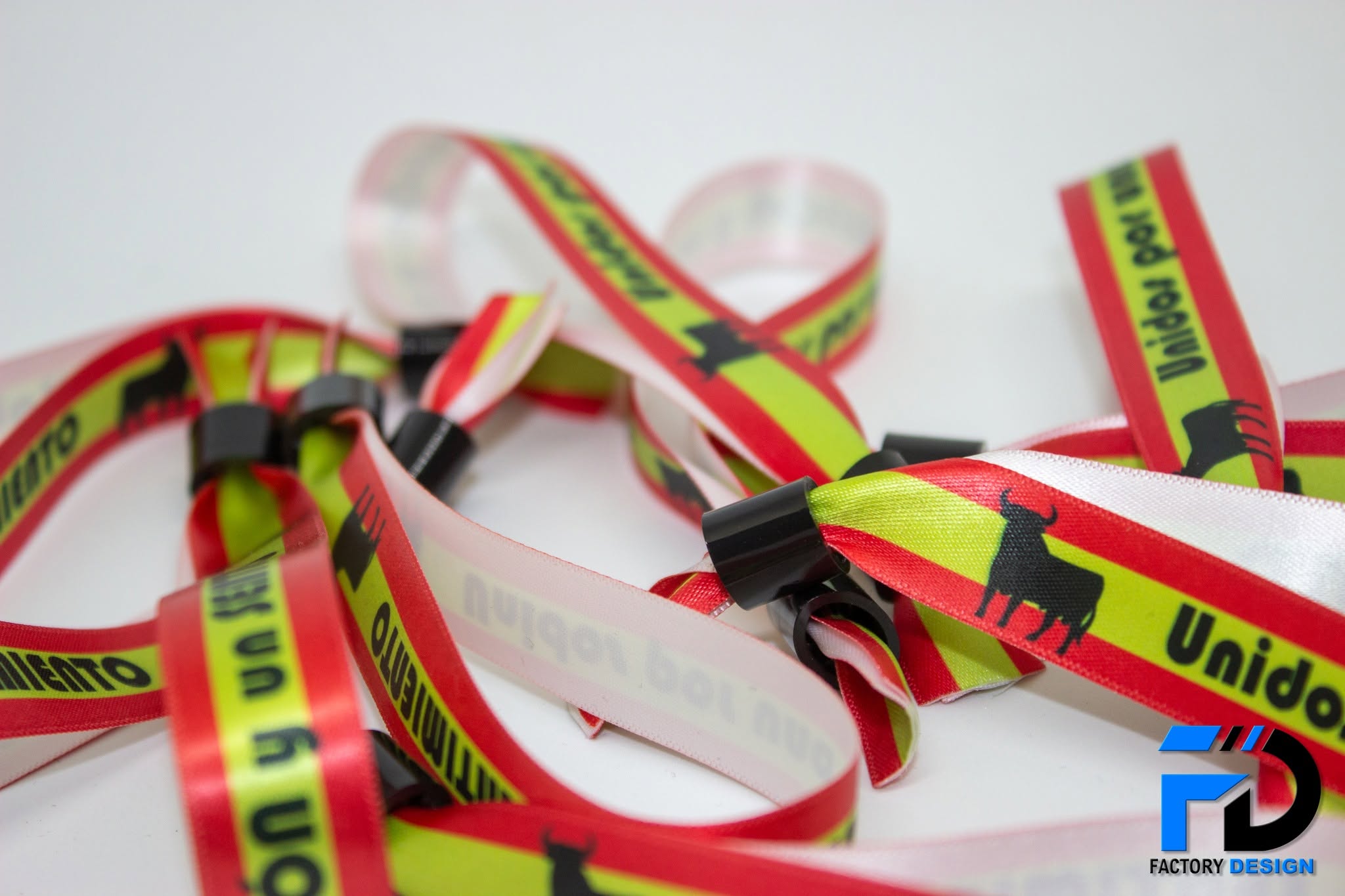 Pulseras de tela pack 10und.
