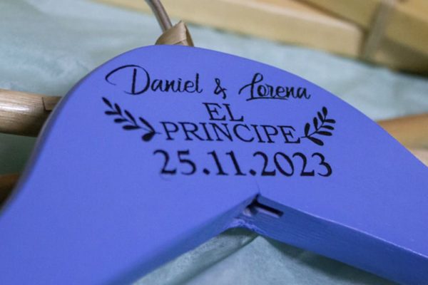 Percha de madera infantil
