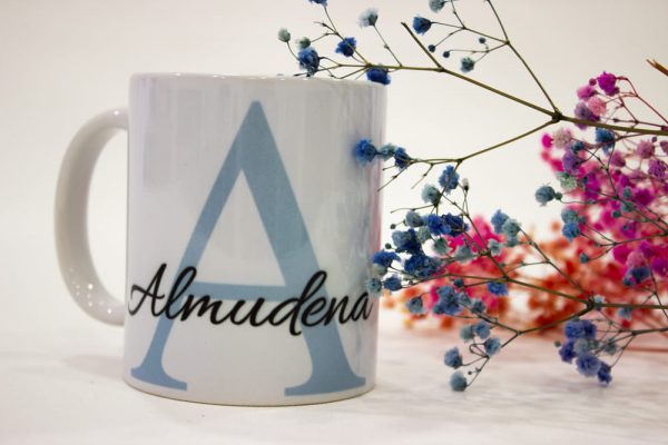 Taza con inicial y nombre